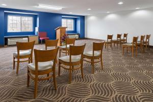 多佛尔多佛尔麦克罗特客栈&套房的一间设有一排椅子和讲台的等候室