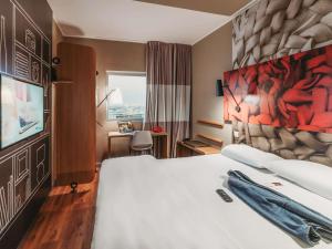 卡萨布兰卡宜必思卡萨布兰卡市中心酒店的酒店客房设有一张大床和一张书桌。