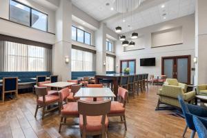 开普吉拉多拉杜角I-55东，MO汉普顿酒店的用餐室设有桌椅和窗户。