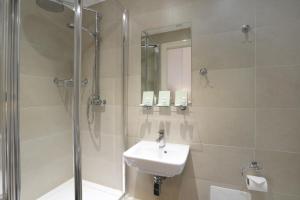 伦敦海德公园精品酒店的一间带水槽和淋浴的浴室