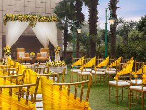 勒克瑙勒克瑙勒克瑙格姆提纳加诺富特酒店的一排带黄弓的桌椅