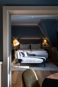 切勒里纳Cresta Palace Celerina的一间卧室设有一张床和蓝色的墙壁