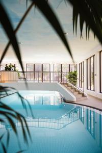 切勒里纳Cresta Palace Celerina的一座带窗户的建筑中的游泳池