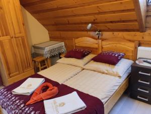 涅兹卡城堡Willa Rycerz的小木屋内一间卧室,配有两张床