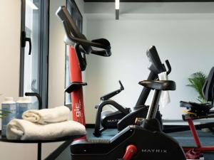德勒ibis Styles Dreux Centre Gare的健身房,室内配有两辆健身自行车