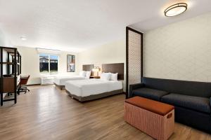 楠帕Everhome Suites Nampa Boise的酒店客房,设有两张床和一张沙发