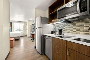 楠帕Everhome Suites Nampa Boise的厨房配有冰箱、水槽和微波炉