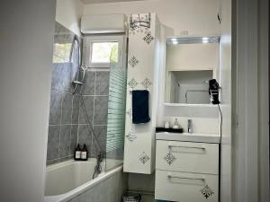 谢勒Snowqueen Hotel Apartment Paris-Disney的带浴缸、水槽和淋浴的浴室