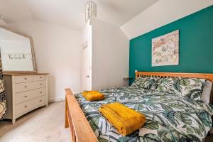 伯恩茅斯Town Centre House for 6 Guests的一间卧室配有一张带绿色墙壁的床