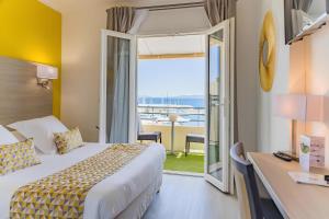 勒拉旺杜乐拉贝莱酒店的酒店客房设有一张床,享有海景。