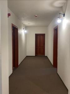 韦巴Zamek Nowęcin的一间空房间,有两个门和走廊