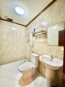 琅勃拉邦Heuang Paseuth Hotel 香帕赛酒店的一间带卫生间和水槽的浴室