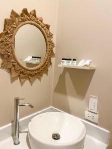 CanoasRibera Del Norte的浴室设有白色水槽和镜子