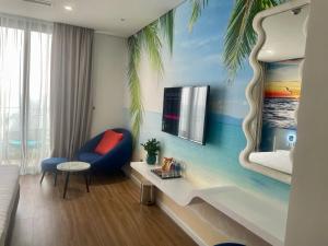 清化Flamingo Hải Tiến的酒店客房带一间棕榈树壁画卧室