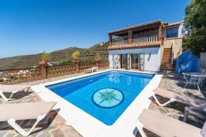 托罗克斯Villa Vistas的一座带游泳池和房子的别墅