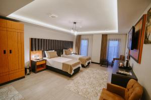 特拉布宗Aktaş Lights Hotel的酒店客房设有床和客厅。