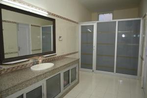 新德里ownstay chhatarpur的一间带水槽和大镜子的浴室