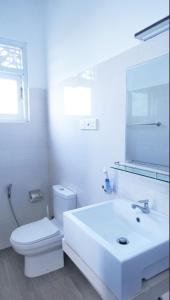 卡卢特勒Ananthaya -the infinity的白色的浴室设有卫生间和水槽。