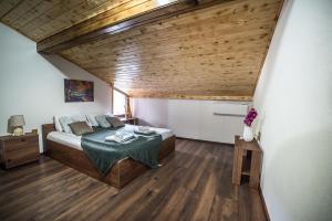 卡尔洛沃Къща за гости Алекс的一间卧室设有一张床和木制天花板