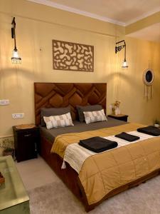 新德里Atharva's Homestay by Goaround Homes的一间卧室,卧室内配有一张大床