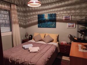 卡梅纳维洛拉MARGARET VACATION HOUSE 52的一间卧室配有一张大床和毛巾