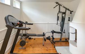 EnhörnaAmazing Home In Enhrna With Sauna的一间健身房,里面配有两台跑步机