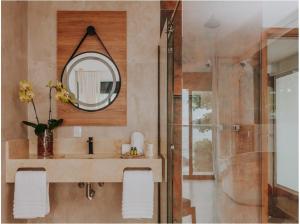 朱奎Chez Louise et Louis Pé na Areia的一间带水槽和镜子的浴室