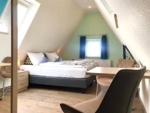 瓦尔内明德GRÜNBLAU RELAX Pension & Apartments的一间卧室配有一张床、一张桌子和一张桌子