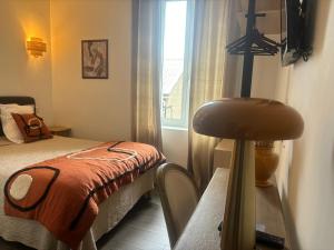 维瓦里奥尤坎帕尼勒酒店的一间小卧室,配有床和窗户