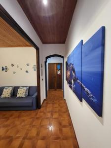 马纳罗拉Casa LA MARINA的走廊上配有沙发和墙上的绘画作品