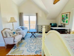 楠塔基特Relaxing guesthouse with pool, stunning views close to beach的一间卧室设有一张床和一间客厅。