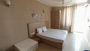 范兰德凡Ac Beautiful Luxury stay in Omaxe Vrindavan Jai bankebihariji by Shishamare的一间小卧室,配有床和窗户