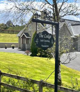 多尼戈尔The Lodge Donegal Town的女方软中心在房子前的标志