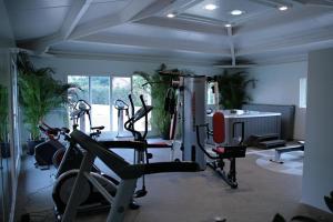 瓦尔拉普拉日Mobil Home的健身房设有两辆健身自行车和跑步机