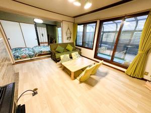 白老町Chano Onsen House 温泉付き的客厅配有沙发和桌子