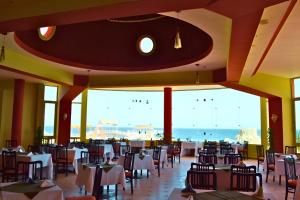 Abū GhuşūnHostmark Zabargad Beach Resort的一间带桌椅的海景餐厅