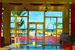 Abū GhuşūnHostmark Zabargad Beach Resort的大堂享有带游泳池的度假村景致