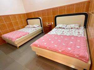 隆海LAN168的一间客房内配有两张床的房间