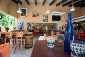 瓦尔拉普拉日Mobil Home的餐厅配有一张桌子,上面有一瓶蓝色的葡萄酒