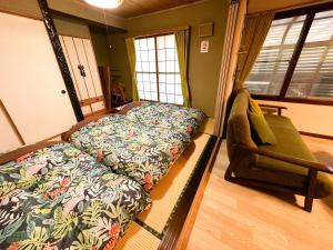 白老町Chano Onsen House 温泉付き的一间卧室配有一张床和一张沙发