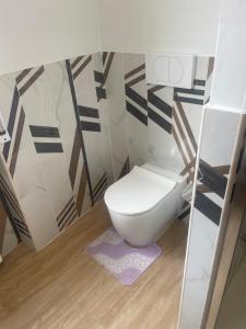 塞拉瓦莱·斯克里维亚Casa vacanze Abbazia的一间位于客房内的白色卫生间的浴室