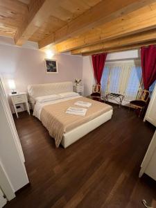 维罗纳斯帕德4号旅馆的一间卧室设有一张大床,铺有木地板。