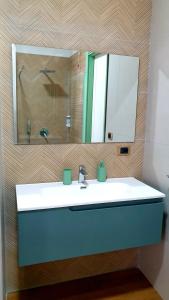 阿韦尔萨Il Giramondo的一间带水槽和镜子的浴室