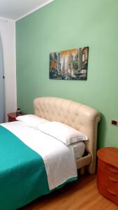 阿韦尔萨Il Giramondo的一间卧室配有一张壁画床