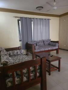 马林迪Picho two bedroom apartment的客厅配有沙发和桌子