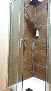 阿韦尔萨Il Giramondo的浴室设有木墙和淋浴
