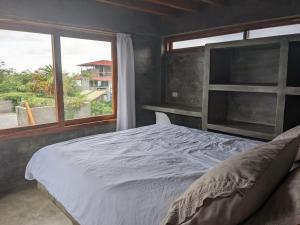 Las TunasHermanos Perdidos Surf的一间卧室设有一张大床和一个窗户。