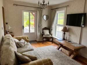 多尼戈尔The Lodge Donegal Town的客厅配有沙发和桌子
