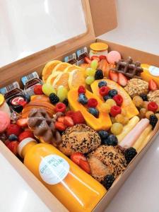 法蒂玛Charming Religious House II的装满不同种类水果和蔬菜的盒子