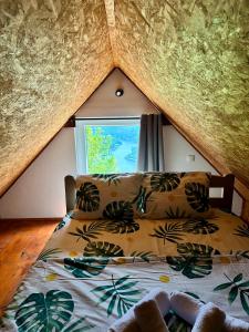 普卢日内Rural Resort Tron的一间卧室设有一张床和一个窗口